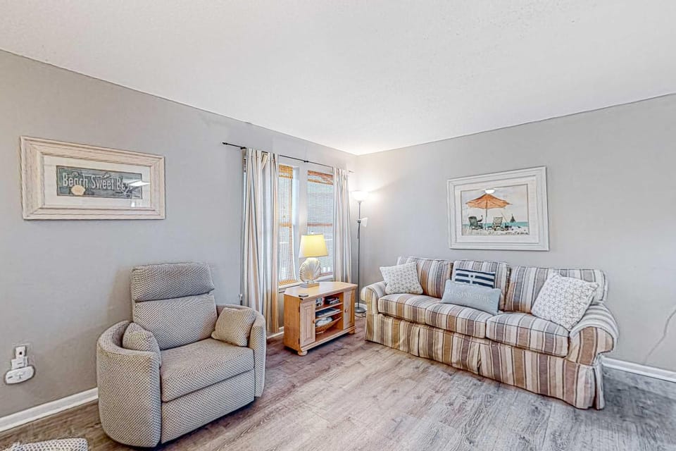 First-floor dog-friendly condo with on-site pool beach access & balcony House in West Beach