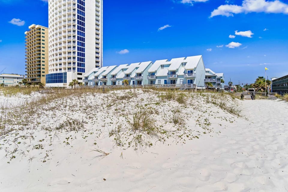 First-floor dog-friendly condo with on-site pool beach access & balcony House in West Beach