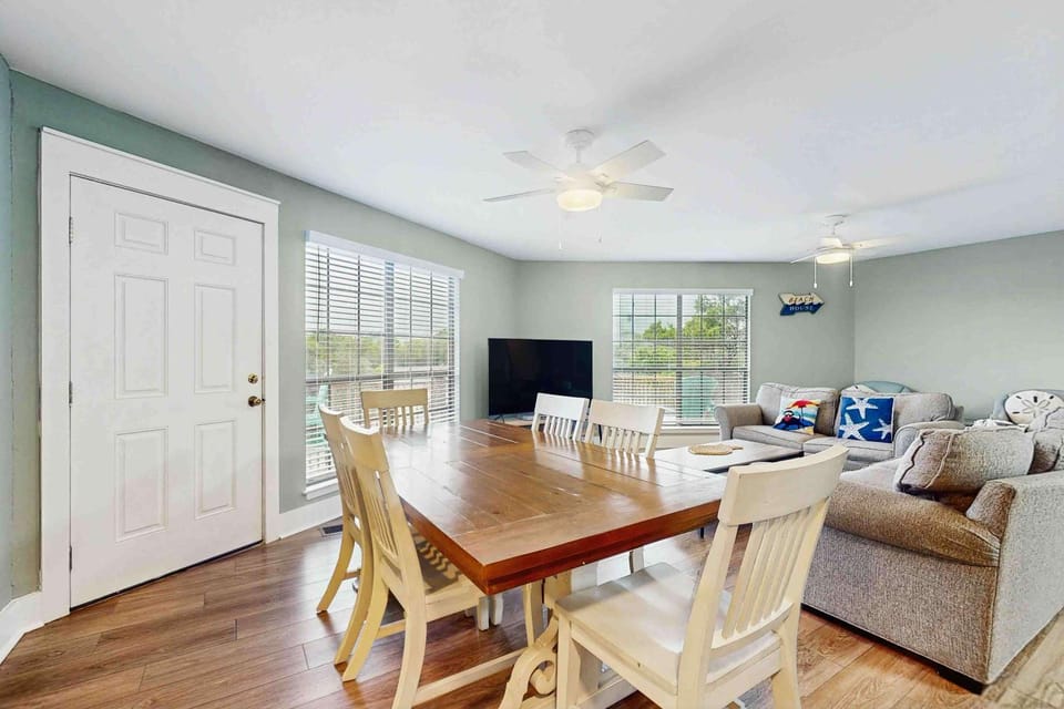2-story home near the beach with deck outdoor shower W&Ds 2 kitchens House in Alabama