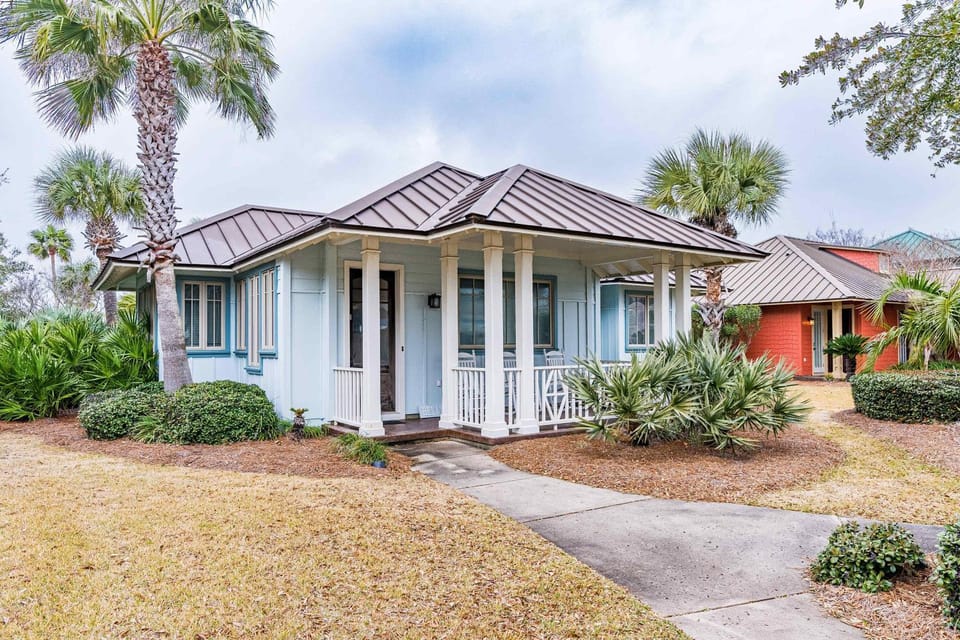 Water-view cottage on the lake near the beach with private pool patio W&D AC House in Alabama