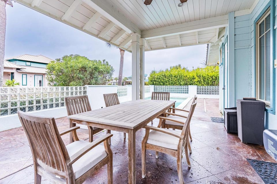 Water-view cottage on the lake near the beach with private pool patio W&D AC House in Alabama