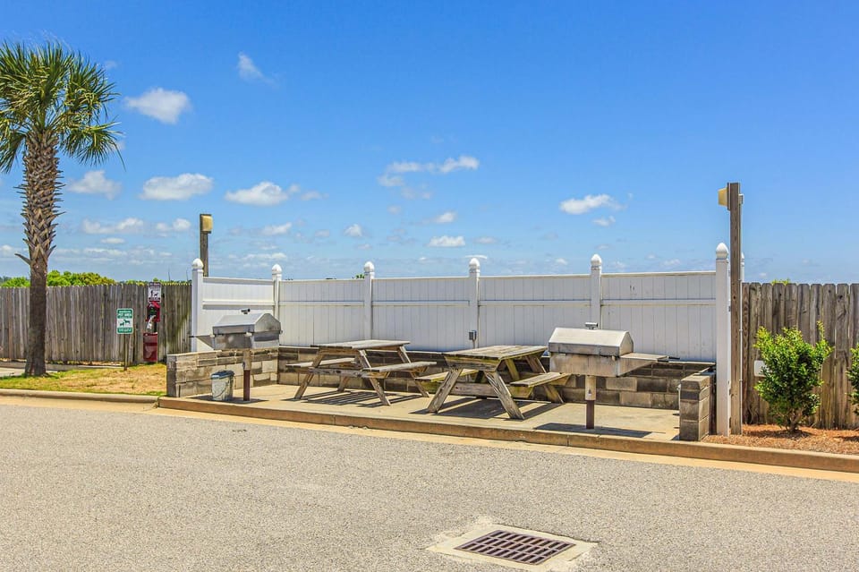 Grand Beach Resort #318 Condo in Gulf Shores with pool and hot tub access House in Gulf Shores