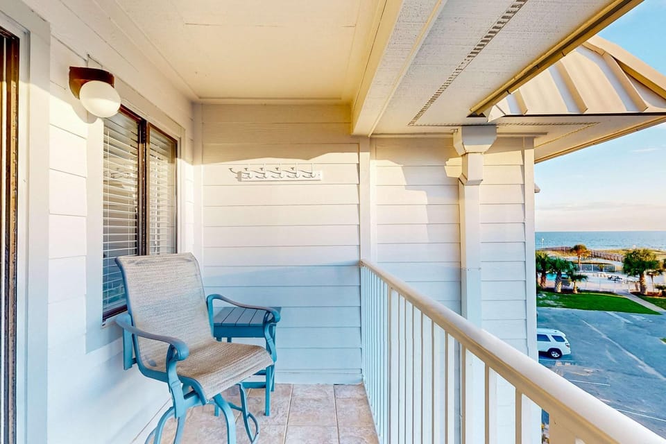 Gulf-front condo with pools hot tub fitness room dry sauna & beach access House in Alabama