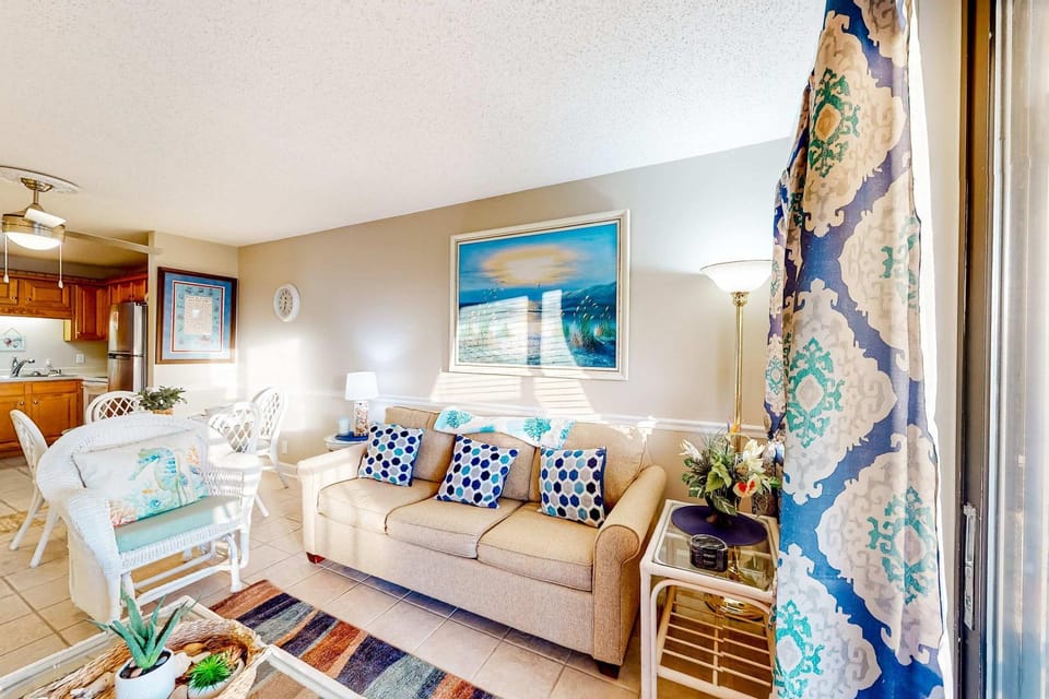 Gulf-front condo with pools hot tub fitness room dry sauna & beach access House in Alabama
