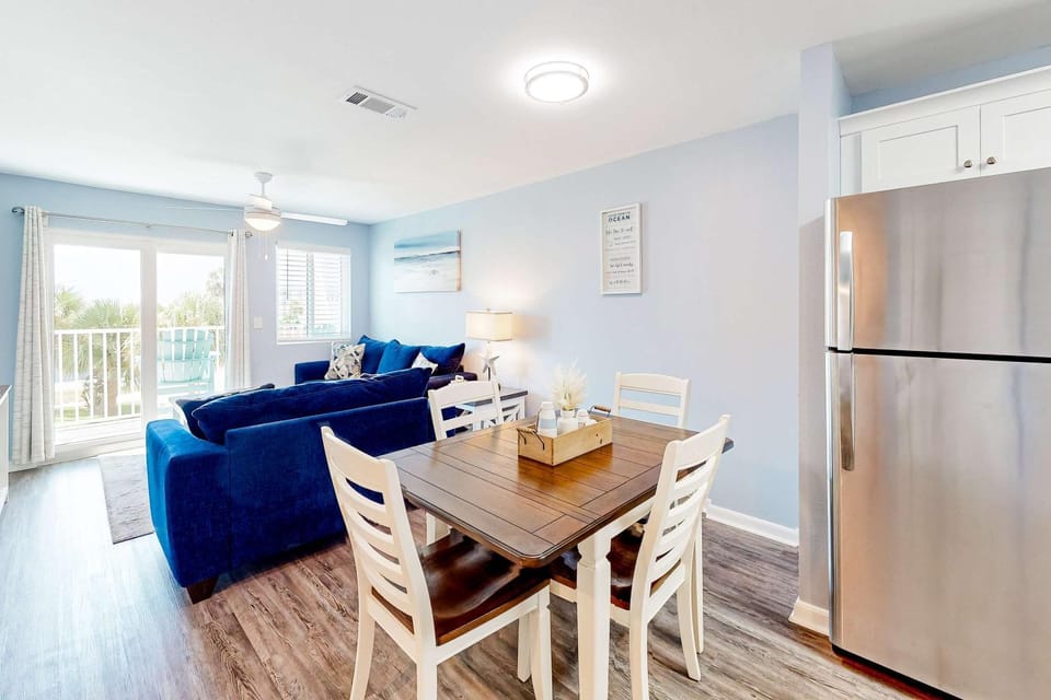 Beachfront condo with private balcony pools tennis gyms & saunas House in Alabama