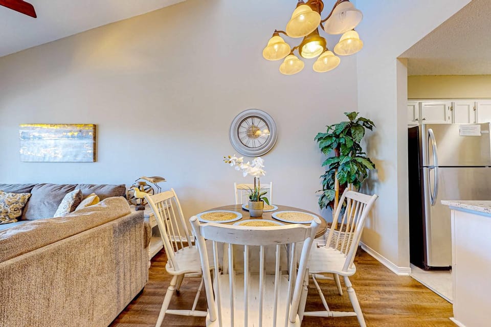 Spacious & sun-filled Gulfside condo with pool balcony AC & lovely views House in West Beach