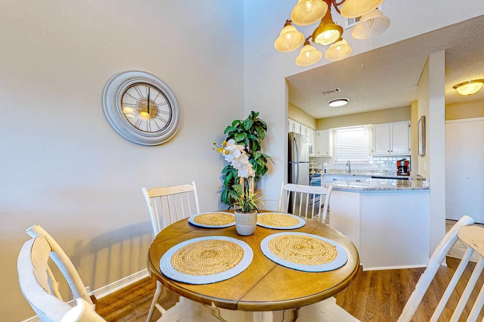 Spacious & sun-filled Gulfside condo with pool balcony AC & lovely views House in West Beach