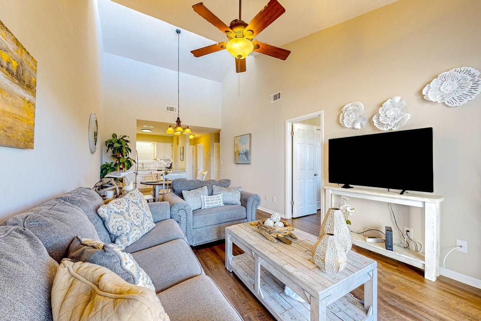 Spacious & sun-filled Gulfside condo with pool balcony AC & lovely views House in West Beach
