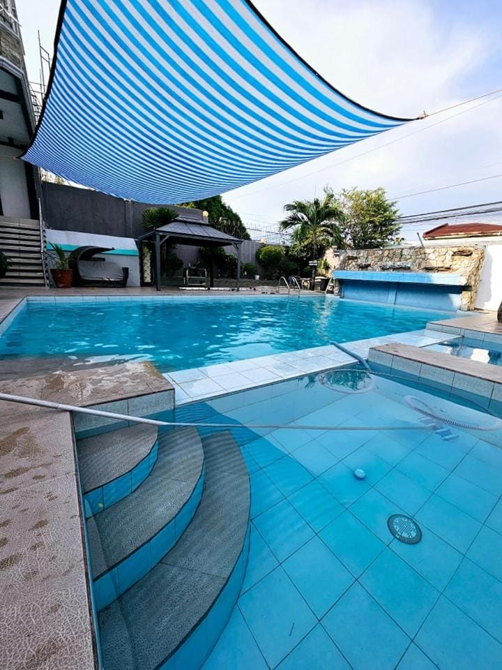 Crestscente Skye Villa Resort Resort in Calabarzon