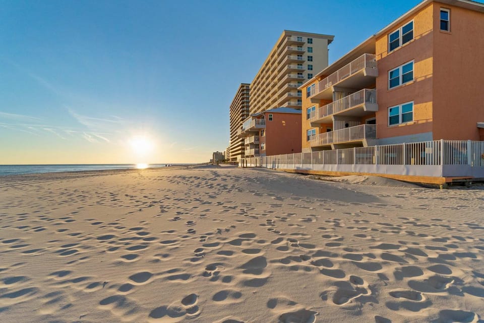 Cheerful beach stay with heated pool balcony gulf views W&D & central AC House in West Beach
