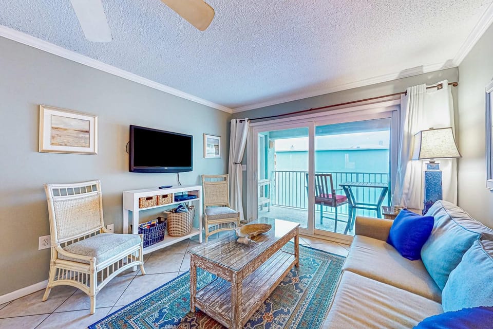 Cheerful beach stay with heated pool balcony gulf views W&D & central AC House in West Beach