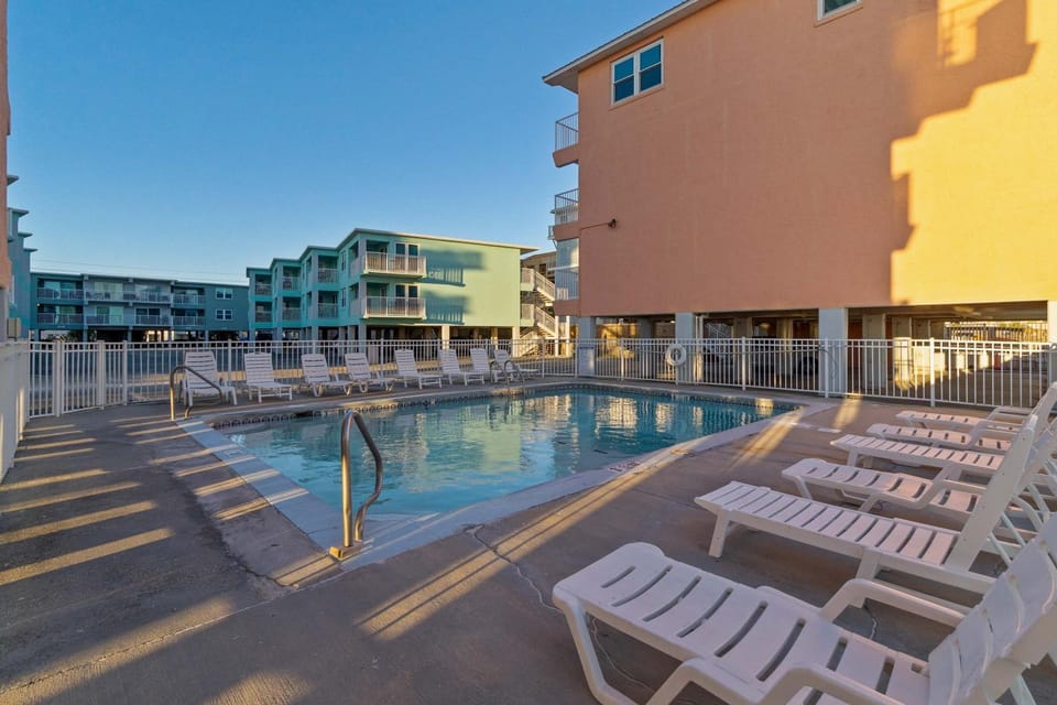 Cheerful beach stay with heated pool balcony gulf views W&D & central AC House in West Beach