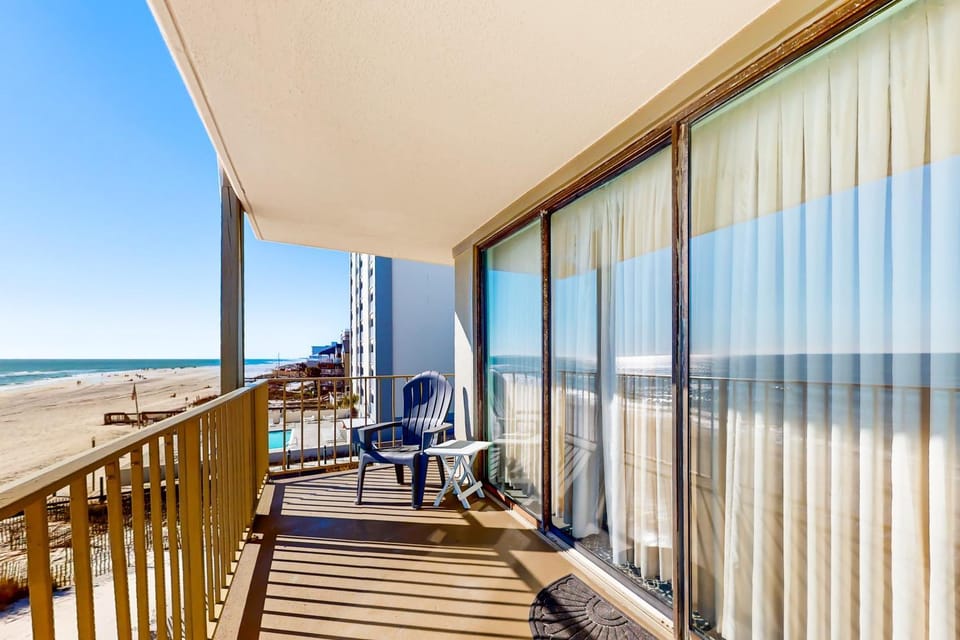 Beachfront condo with Gulf views outdoor pool large wrap-around balcony & W&D House in West Beach