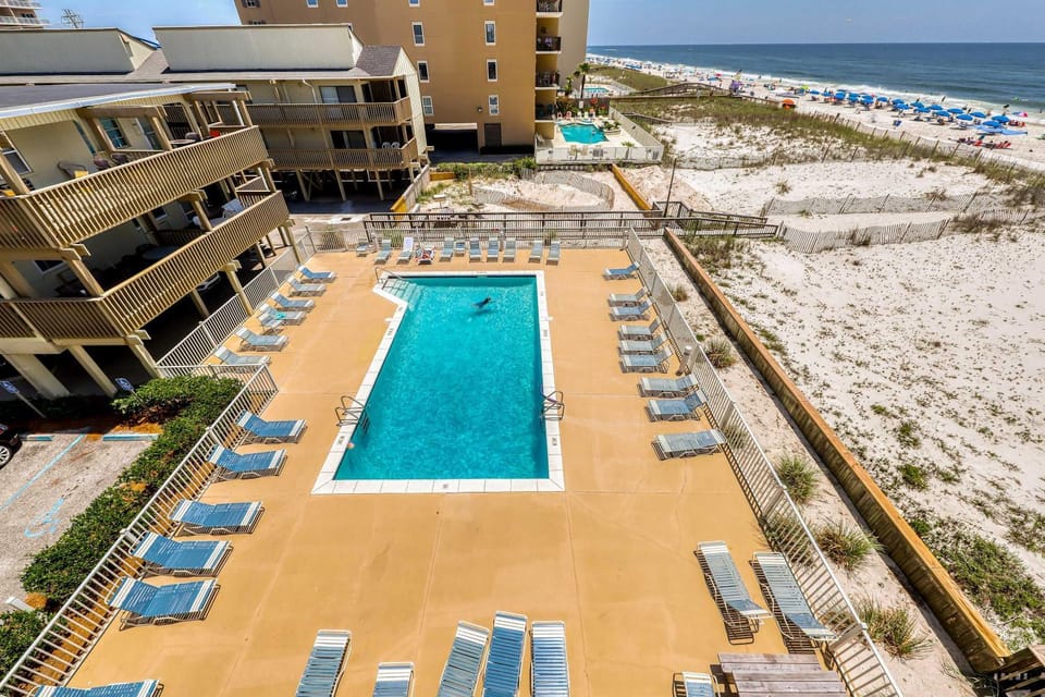 Beachfront condo with Gulf views outdoor pool large wrap-around balcony & W&D House in West Beach
