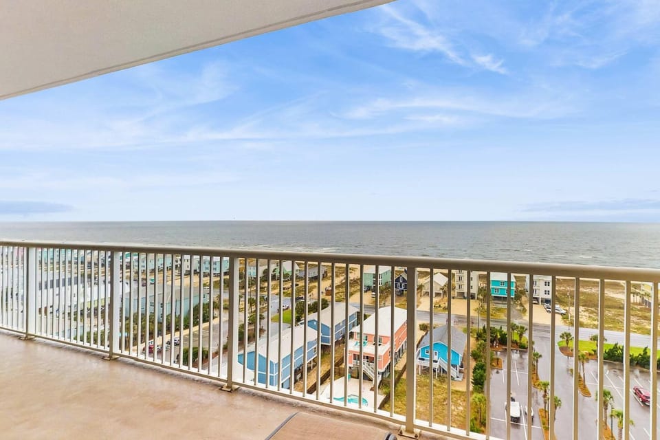 Gulf-view retreat with washer dryer AC pool sauna & fitness center House in West Beach