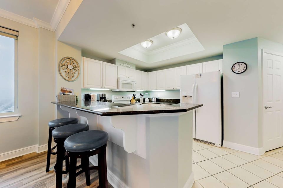 Gorgeous Gulf view condo with indoor outdoor pools hot tubs gym & balconies House in West Beach
