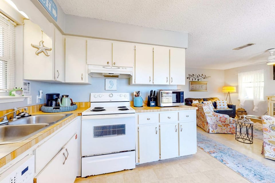 Dog-friendly duplex with a full kitchen furnished deck beach gear & AC House in West Beach