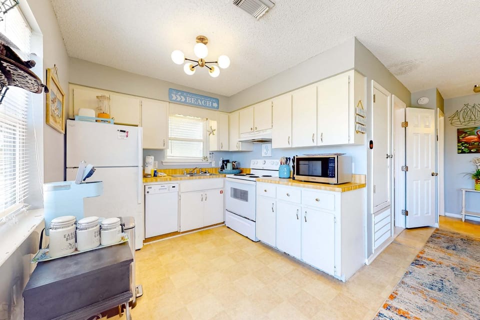 Dog-friendly duplex with a full kitchen furnished deck beach gear & AC House in West Beach