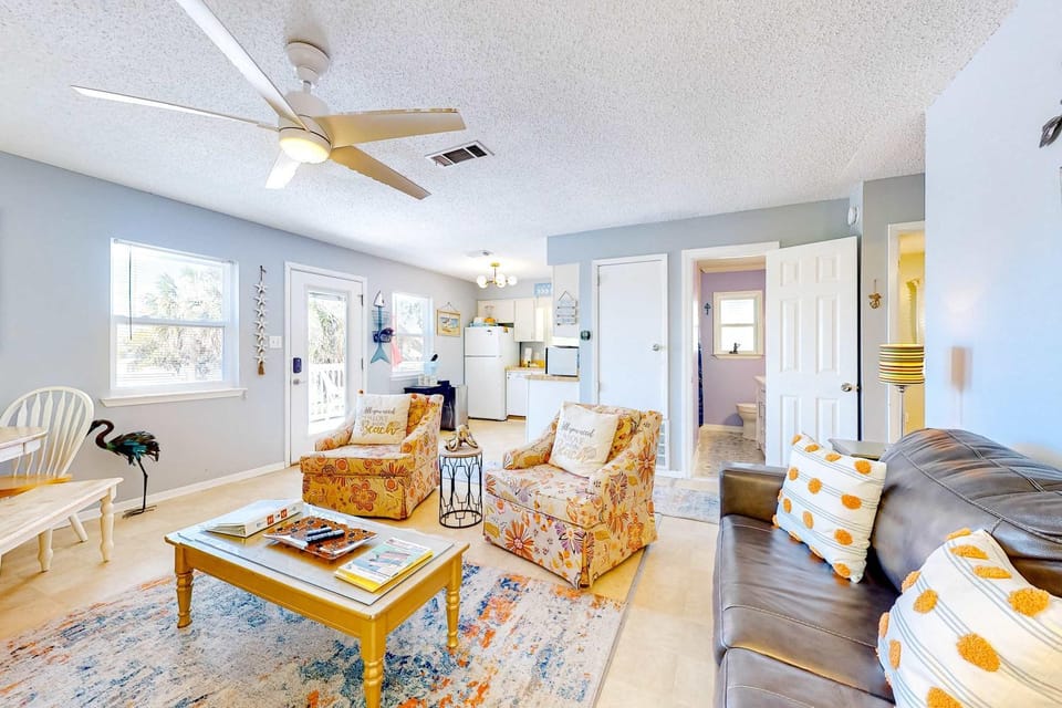 Dog-friendly duplex with a full kitchen furnished deck beach gear & AC House in West Beach