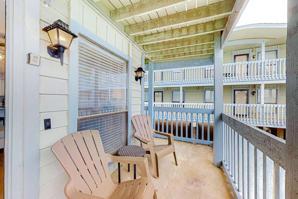 Cozy condo with turquoise pool open layout smart TVs balcony & AC House in West Beach