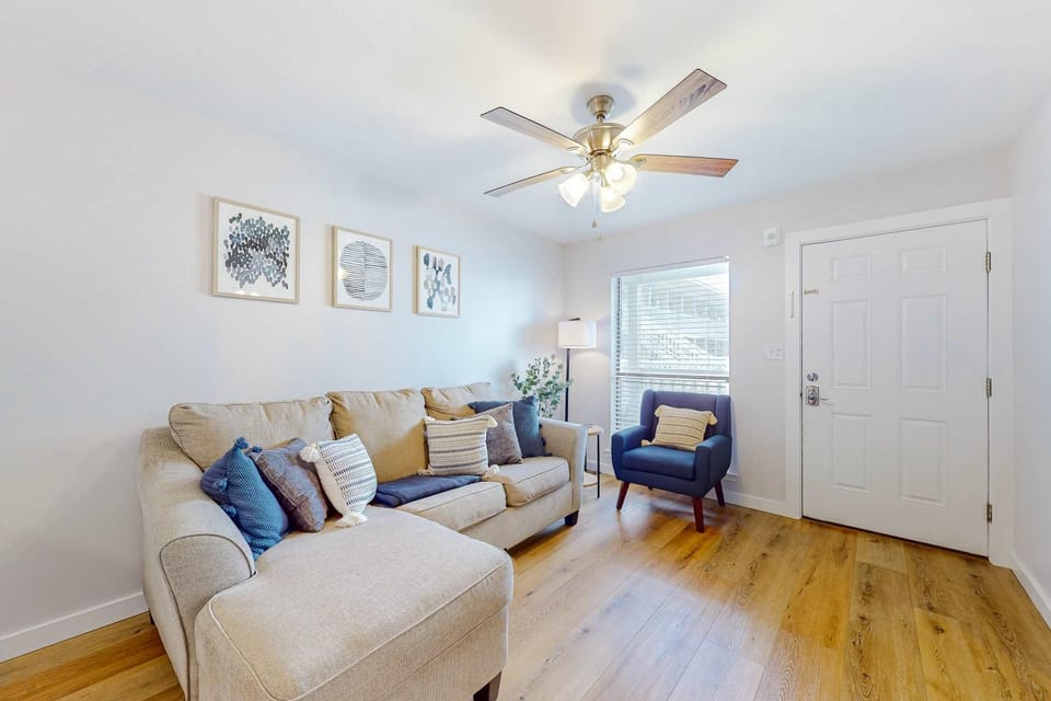 Cozy condo with turquoise pool open layout smart TVs balcony & AC House in West Beach
