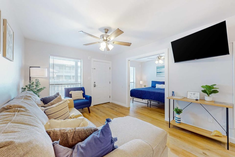Cozy condo with turquoise pool open layout smart TVs balcony & AC House in West Beach