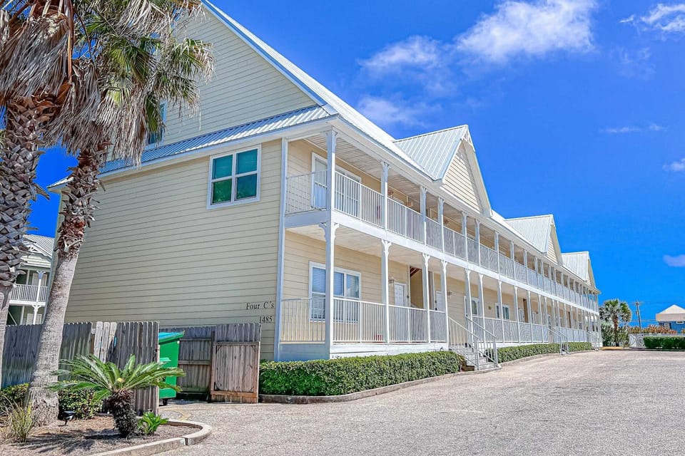 Renovated 1st-floor condo with pool & new furnishings - 1 block to the beach House in West Beach