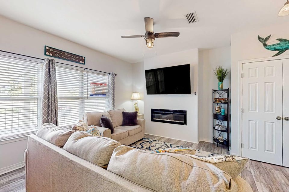Renovated 1st-floor condo with pool & new furnishings - 1 block to the beach House in West Beach
