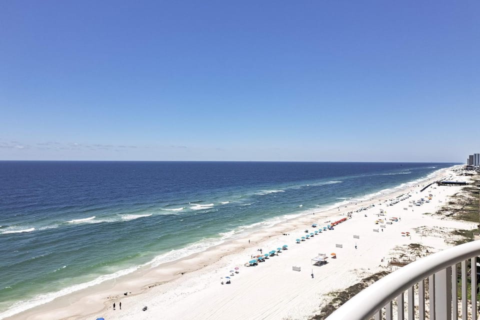 Beach-front condo with pool hot tub sauna washer dryer & grill House in Gulf Shores
