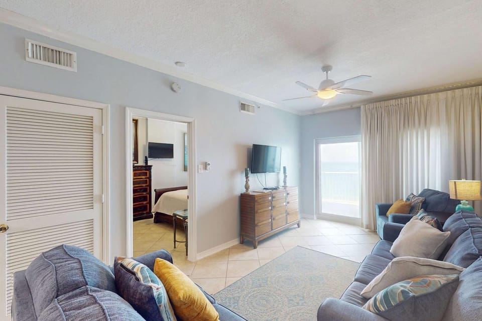 Beach-front condo with pool hot tub sauna washer dryer & grill House in Gulf Shores