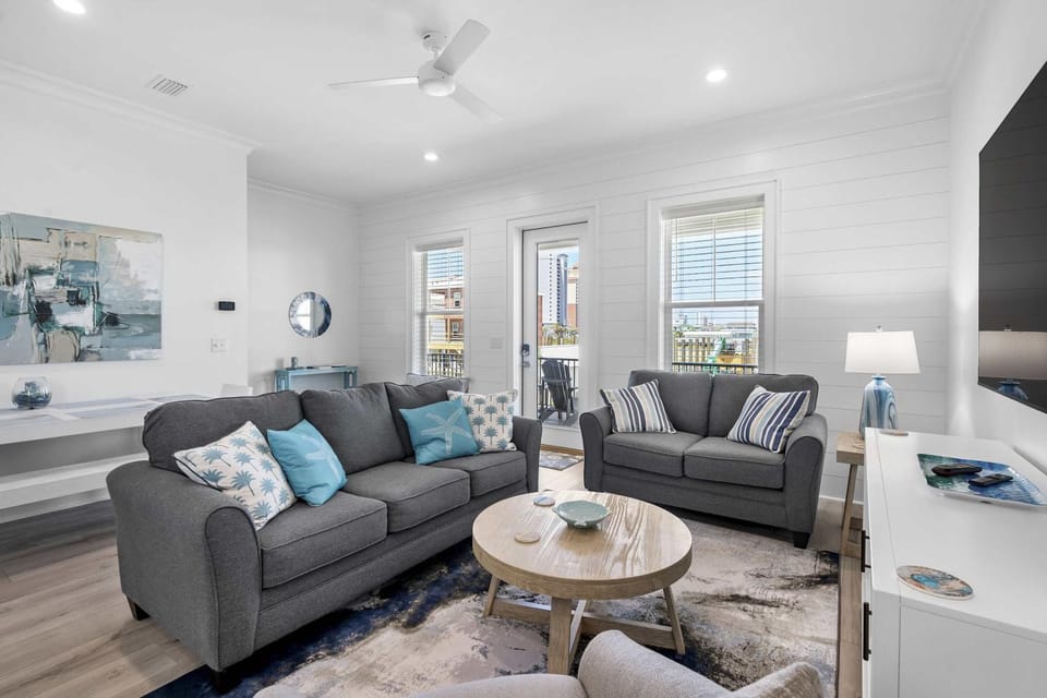Inviting home with shared pool balcony full kitchen central AC & W&D House in Gulf Shores