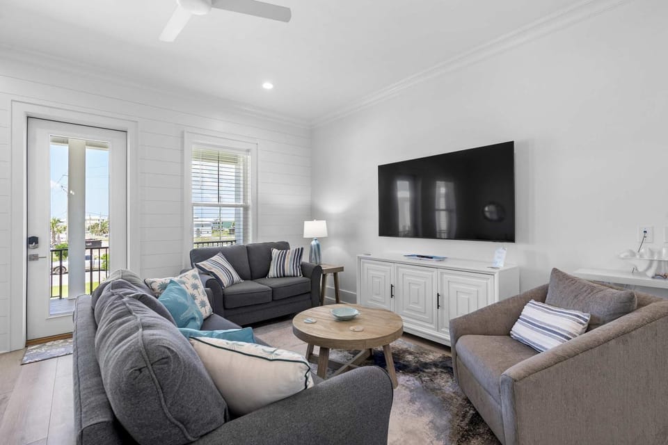Inviting home with shared pool balcony full kitchen central AC & W&D House in Gulf Shores