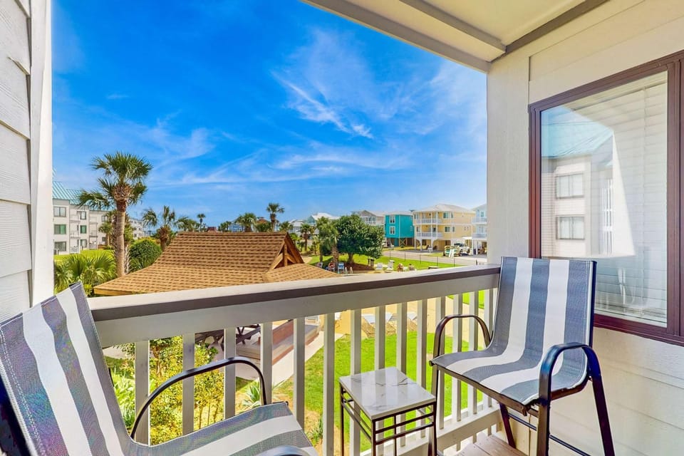 Pool view studio with onsite sauna beach access and pickleball courts Apartment in Alabama