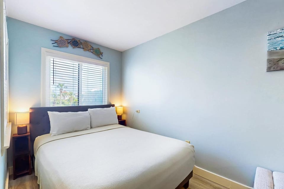 Pool view studio with onsite sauna beach access and pickleball courts Apartment in Alabama