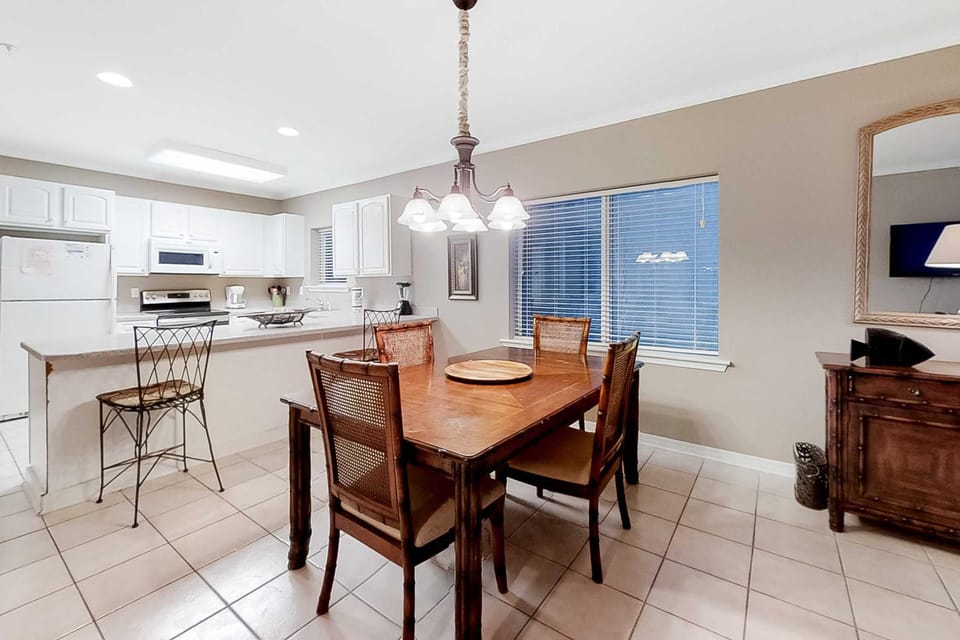 Gulf-Front condo with balcony beach access WiFi AC & outdoor pool House in Orange Beach