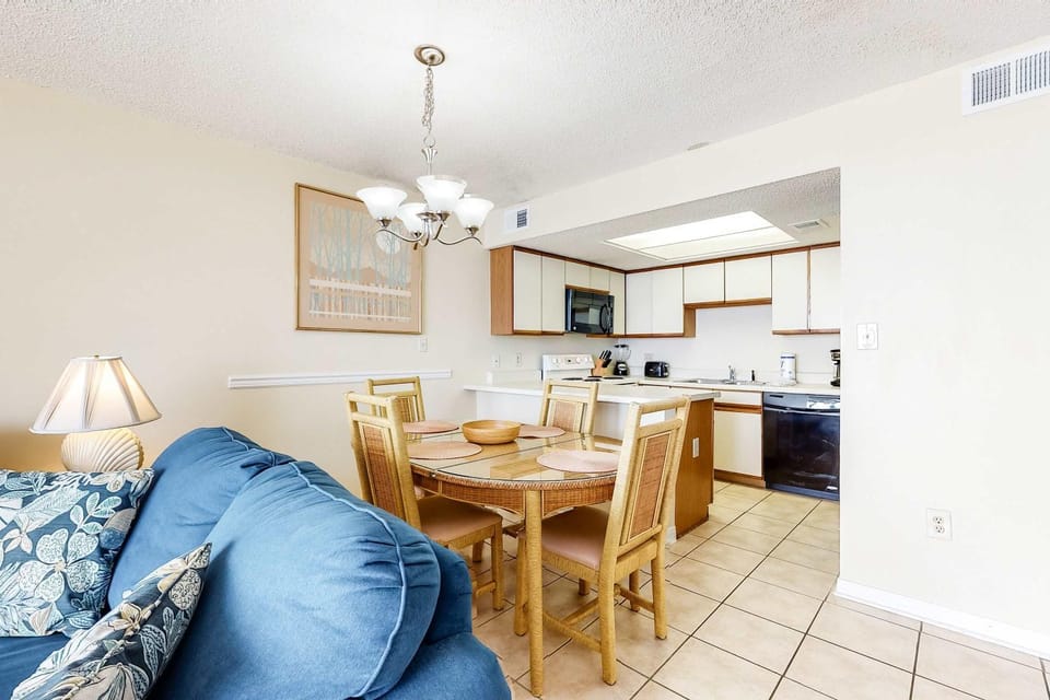 Gulf-Front Condo with Balcony Overlooking the Beach AC WiFi & Shared Pools House in Orange Beach