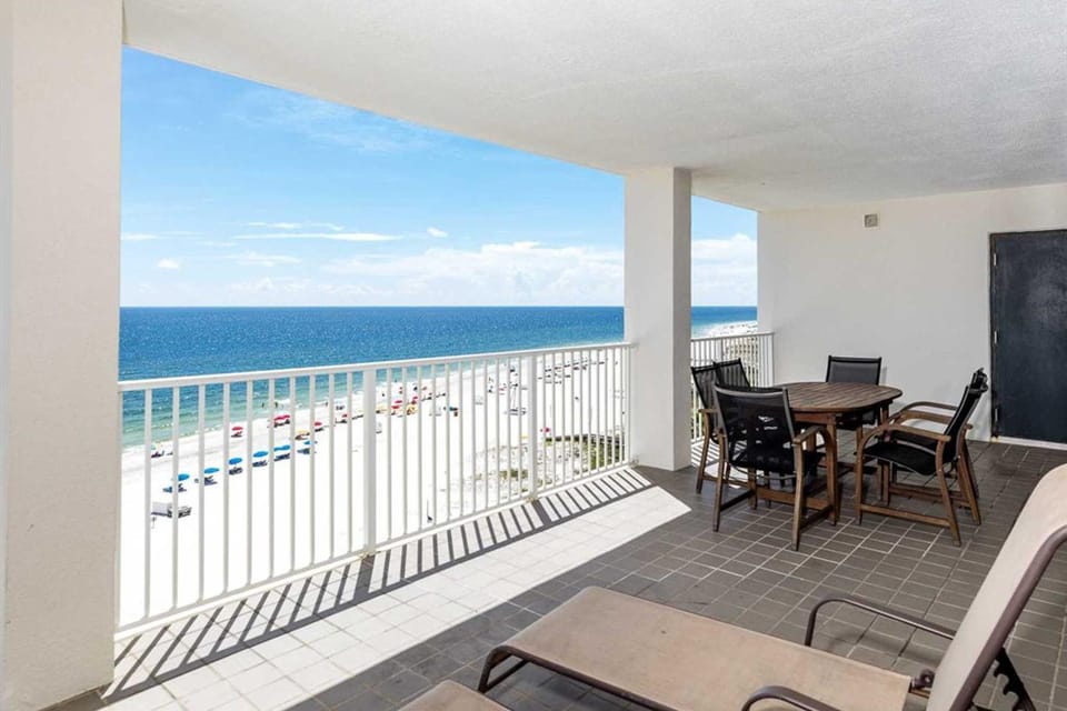 Gulf-front corner condo with great deck pools & hot tub House in Orange Beach