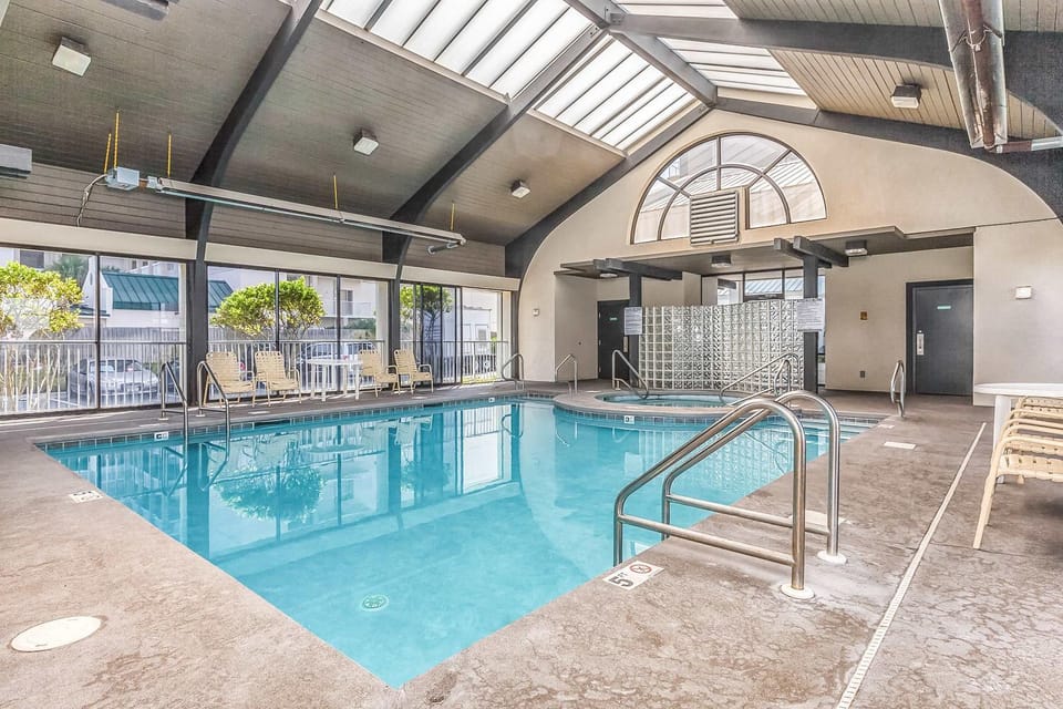 Gulf-front corner condo with great deck pools & hot tub House in Orange Beach