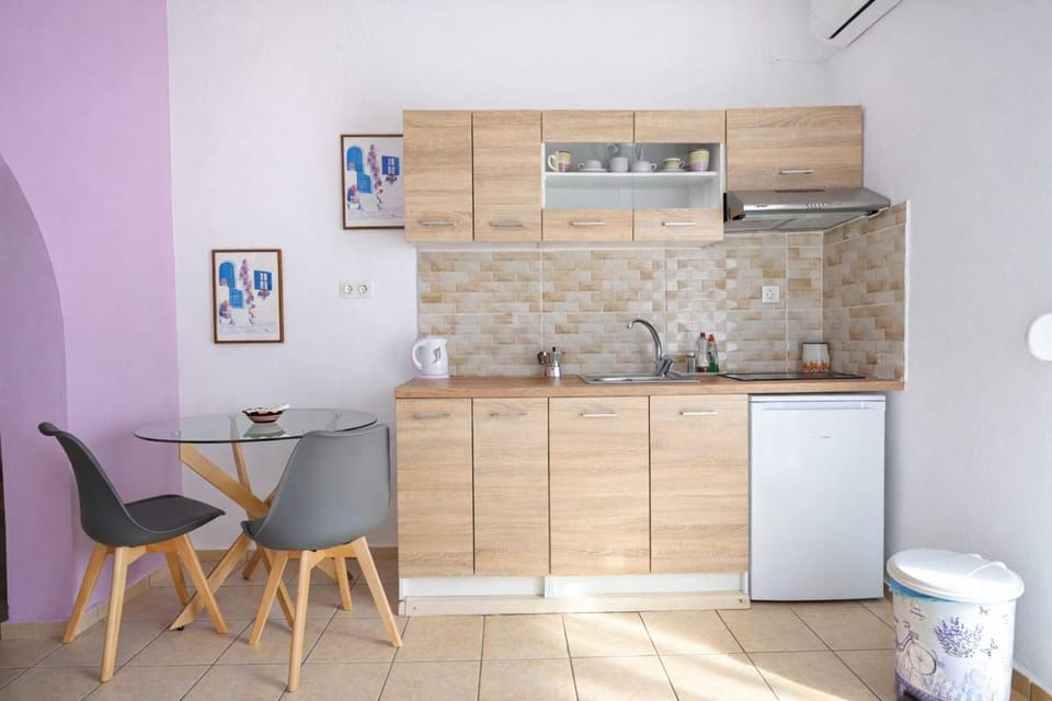 Kitchen or kitchenette, Dining area, stove