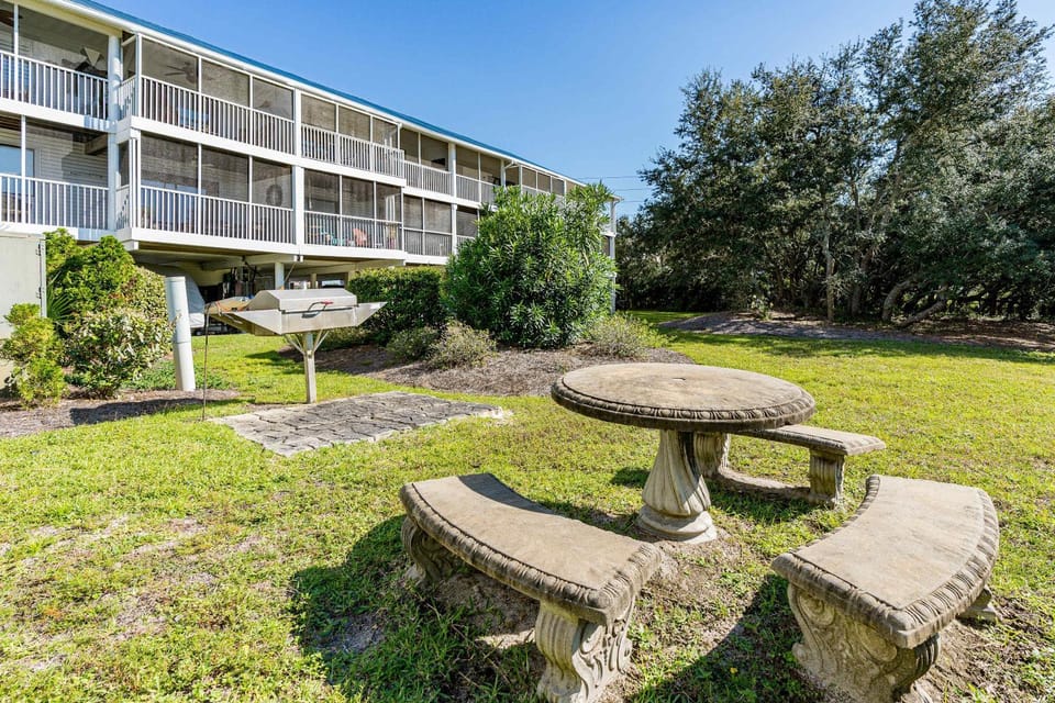 Enchanting condo with pool balcony central AC & washer dryer House in Orange Beach
