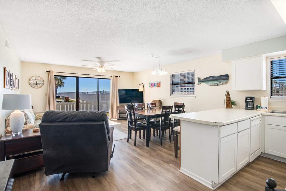 Ideally located home in beachfront building with WiFi pool sauna & tennis House in Orange Beach