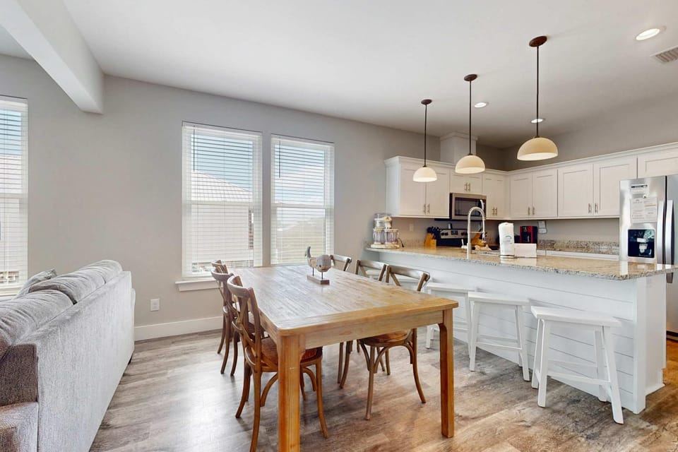Gorgeous beach house with private pool outdoor TV & custom grill area House in Orange Beach