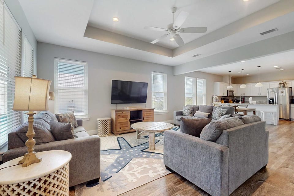 Gorgeous beach house with private pool outdoor TV & custom grill area House in Orange Beach