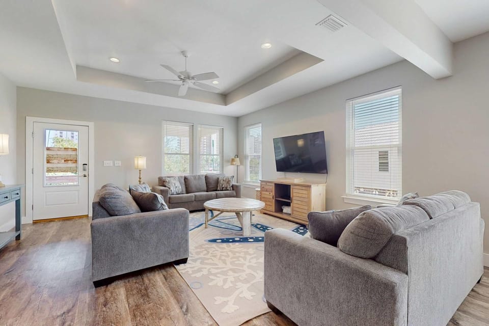 Gorgeous beach house with private pool outdoor TV & custom grill area House in Orange Beach