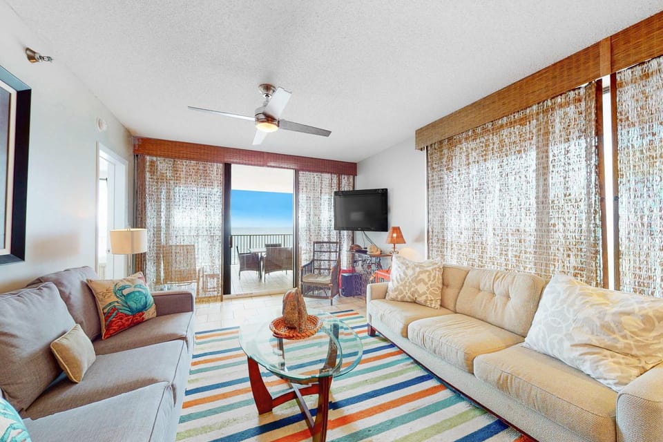 Beachfront condo with pool tennis court hot tub & central AC House in Orange Beach