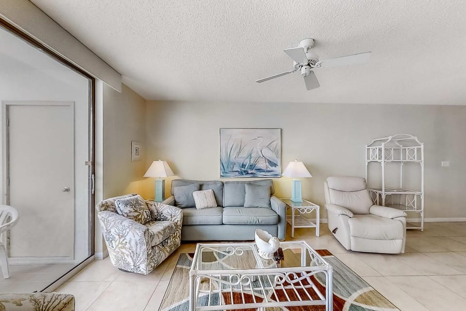 Fun beachy condo in Gulf-front complex with pool & tennis court Apartment in Orange Beach