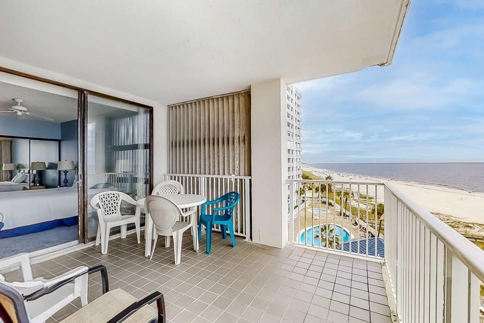 Fun beachy condo in Gulf-front complex with pool & tennis court Apartment in Orange Beach