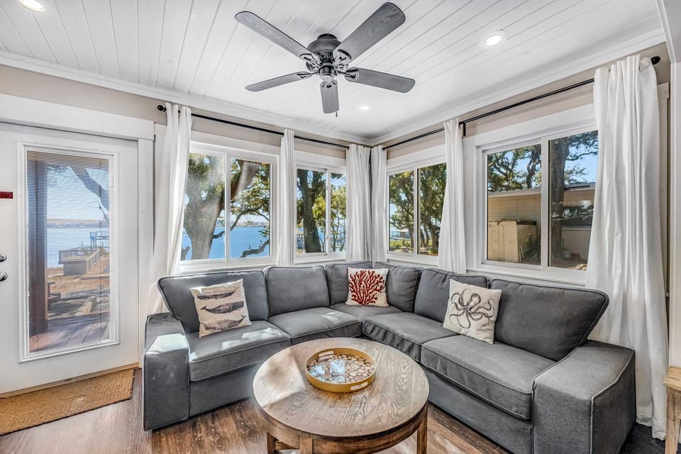 Charming bay front home with WiFi central AC balcony & deck House in Ono Island
