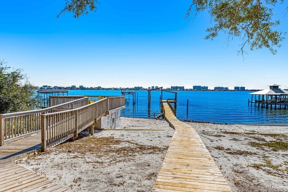Charming bay front home with WiFi central AC balcony & deck House in Ono Island