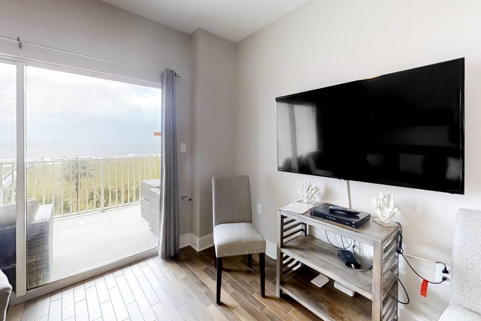 Spacious and Shiny Condo with Shared Pool & Hot Tub Free WiFi Central AC House in Orange Beach